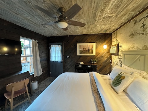 Cozy inner-loop guest house. A city retreat!