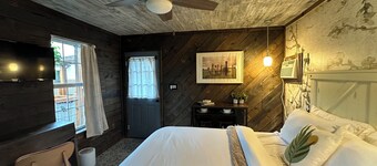 Cozy inner-loop guest house. A city retreat!