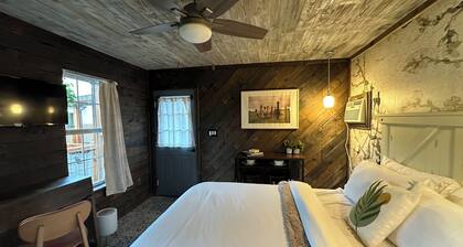 Cozy inner-loop guest house. A city retreat!