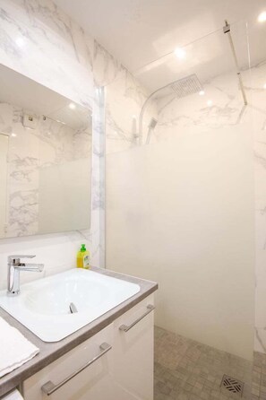 Dusche, Haartrockner, Handtücher