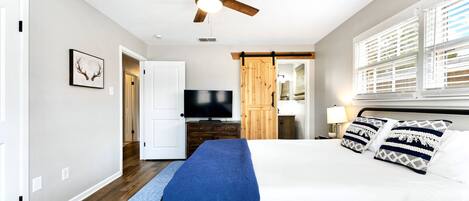 4 slaapkamers, een bureau, een strijkplank/strijkijzer, reisbedje