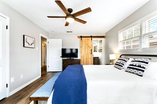 4 bedrooms, desk, iron/ironing board, travel cot