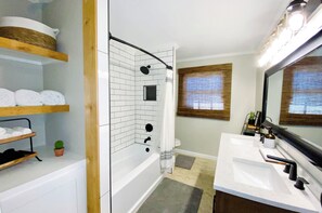 Ensemble baignoire-douche, séchoir à cheveux, serviettes fournies, savon