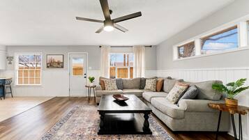 Een smart-tv, boeken en een computerscherm