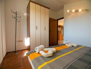 2 quartos, ferros/tábuas de passar roupa, acesso à internet