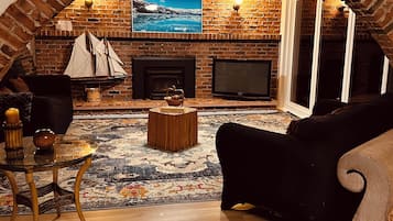 Smart-TV, Kamin, Tischtennisplatte