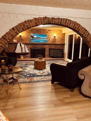 Fernseher, Kamin, Tischtennisplatte