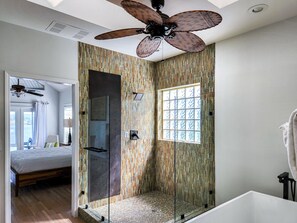 3 bedrooms, desk, iron/ironing board, free WiFi - Modern Serene Lake house -Panoramic View of Main Channel (Hot Springs)