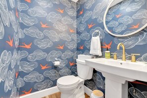 Ensemble douche/baignoire, sèche-cheveux, serviettes fournies