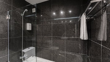Bañera, secador de pelo, toallas y jabón