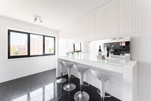 Fridge, microwave, oven, dishwasher - GuestReady - Geometric Dawn in Vila do Conde (Vila do Conde)