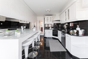 Kylskåp, mikrovågsugn, ugn och diskmaskin