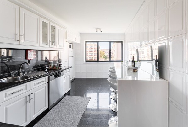 Réfrigérateur, micro-ondes, four, lave-vaisselle