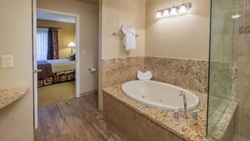 Combined shower/bathtub, free toiletries, hair dryer, towels