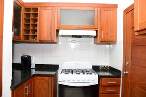 Refrigerador, microondas, parrilla de estufa y cafetera y tetera 