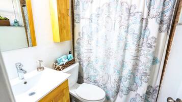 Regadera, secadora de cabello, toallas, jabón