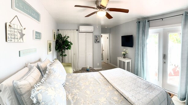 A bedroom with a bed, a ceiling fan, a TV, and a window with curtains. - Studio In♥of DT Ft Lauderdale☆Walk 2 restaurants (Fort Lauderdale)