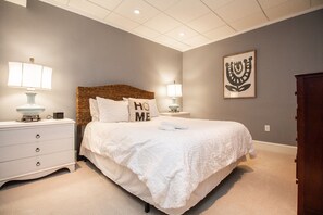 1 soverom, skrivebord, strykejern/-brett og reiseseng for barn