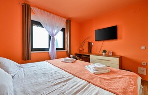 2 chambres, coffres-forts dans les chambres, lit parapluie