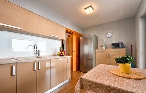 Refrigerador, microondas, horno y lavavajillas 