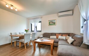 Smart TV, fireplace, stereo