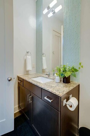 Combined shower/bathtub, hair dryer, towels, shampoo