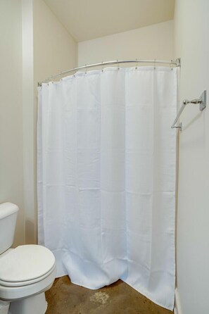 Combined shower/bathtub, hair dryer, towels, shampoo - Lofts at 30th-Modern Escape-6 Mins to Broadway (Nashville)