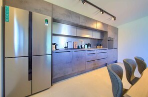 Réfrigérateur, micro-ondes, four, plaque de cuisson