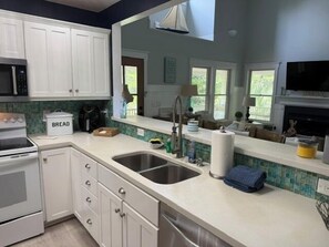 Fridge, oven, stovetop, coffee/tea maker
