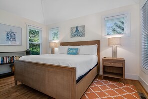 4 bedrooms, iron/ironing board, WiFi, bed sheets - Nestled in the Maritime Forest with separate crofter; 3 golf carts; access to BHI Club (Bald Head Island)