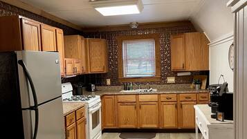 Køleskab, mikrobølgeovn, ovn, kogeplade