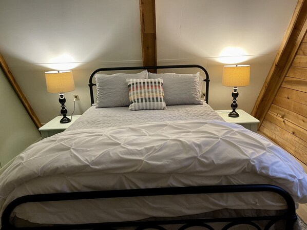 2 makuuhuonetta, työpöytä, silitysrauta/-lauta, vauvan matkasänky