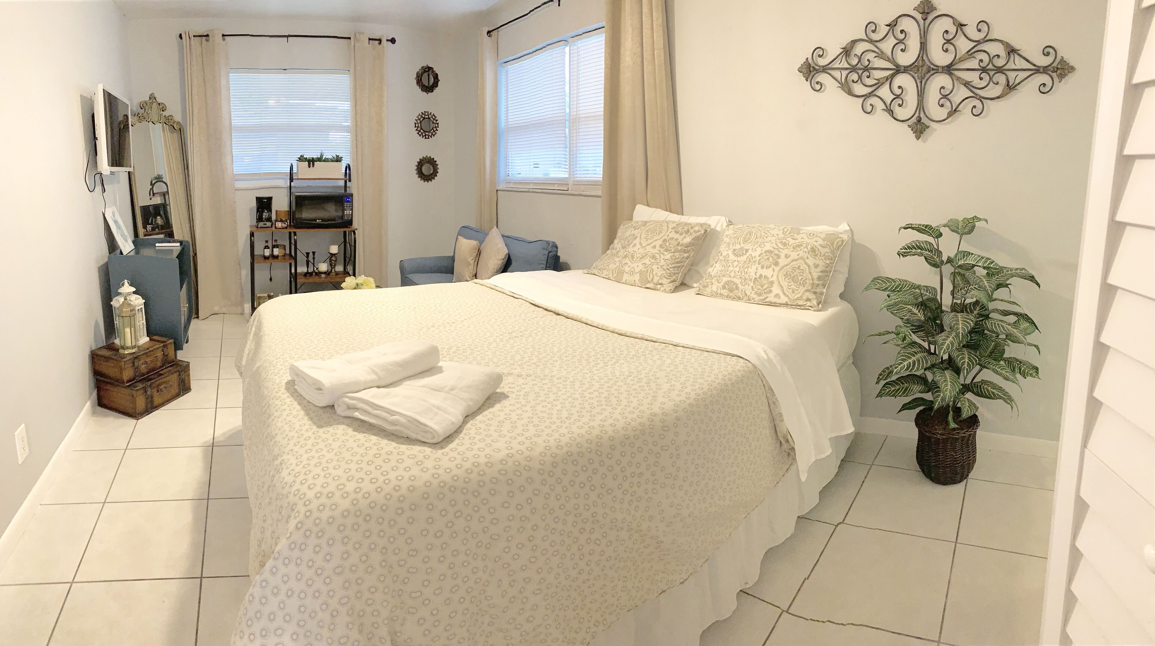 Iron/ironing board, free WiFi, bed sheets