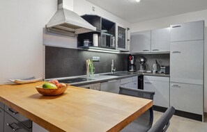 Fridge, microwave, stovetop, dishwasher