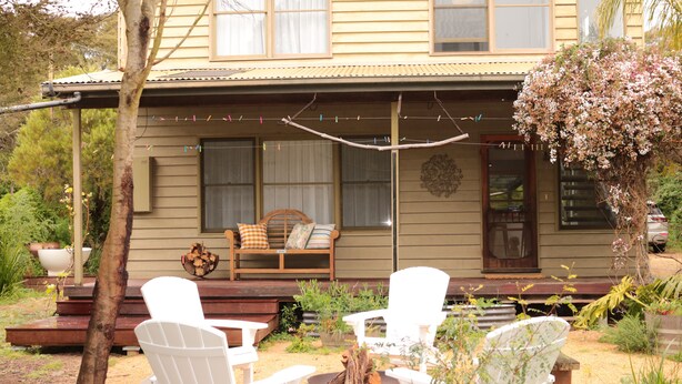A house with a porch, outdoor seating, and a fire pit. - Coastal Retreat/ Holiday Home in Rye (Rye)