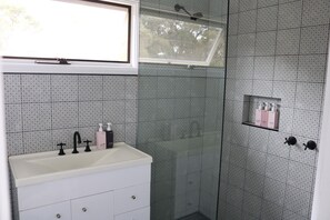 Badewanne, Handtücher, Seife, Shampoo