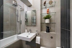 Bathtub, hair dryer, towels, soap - WOW! 2 BEDR/3 BEDS COVENT GARDEN/ BEST LOCATION! (Greater London)