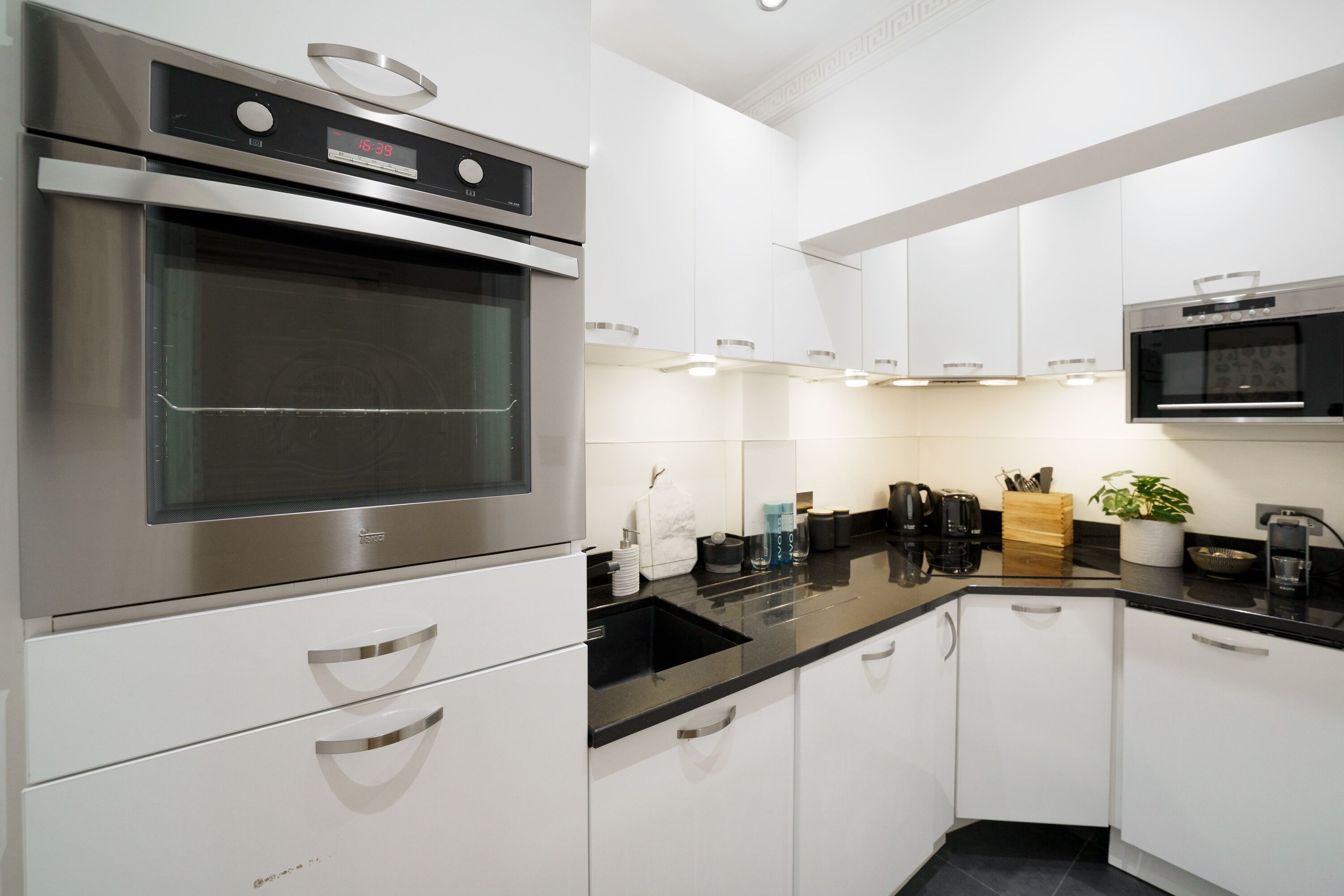 Coffee/tea maker, fridge, microwave, oven