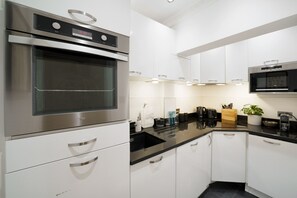 Frigorifero, microonde, forno, piano cottura