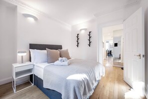2 habitaciones, tabla de planchar con plancha y cuna de viaje 