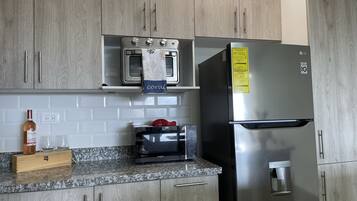 Mikrovågsugn, ugn, kaffe- och tebryggare och mixer