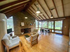 Smart TV, fireplace - Charming off-grid cabin with room to explore (Briagolong)