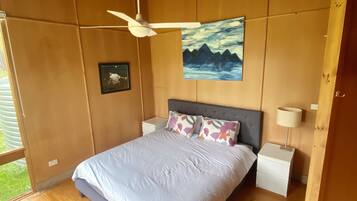 2 Schlafzimmer, Schreibtisch, Reisekinderbett, Bettwäsche