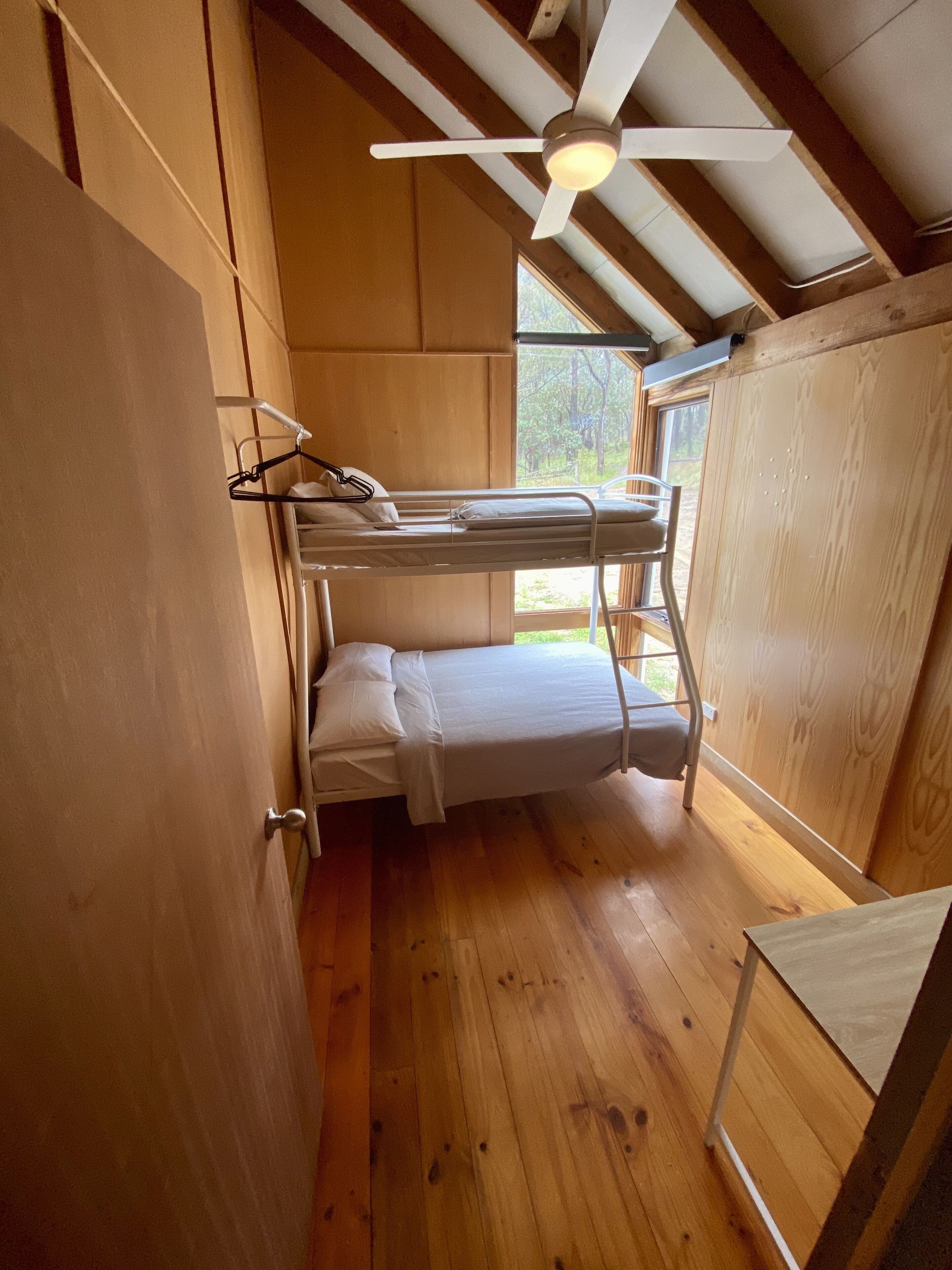 2 bedrooms, desk, travel cot, bed sheets