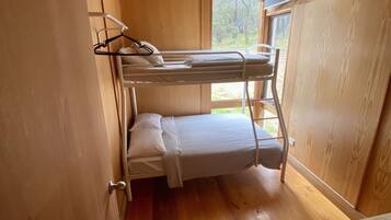 2 bedrooms, desk, travel cot, bed sheets