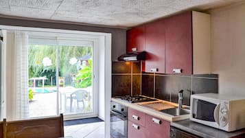 Fridge, stovetop, dishwasher, coffee/tea maker