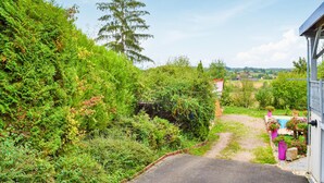 A rural pathway leading to a house surrounded by dense greenery and a tall tree. - Nice apartment in Chambornay-Lès-Pin (Chambornay-Lès-Pin)