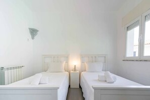 6 bedrooms, desk, iron/ironing board, travel crib