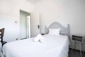 6 Schlafzimmer, Schreibtisch, Bügeleisen/Bügelbrett, Reisekinderbett