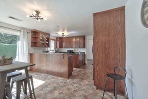 Frigorifero, microonde, forno, piano cottura